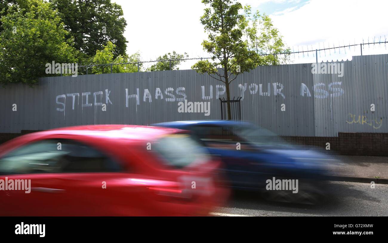 Graffiti sur une clôture à Belfast se retrouvant au Dr Richard Haass, l'ancien diplomate américain qui a présidé une tentative malheureuse de résoudre les problèmes de processus de paix en suspens en Irlande du Nord. Banque D'Images