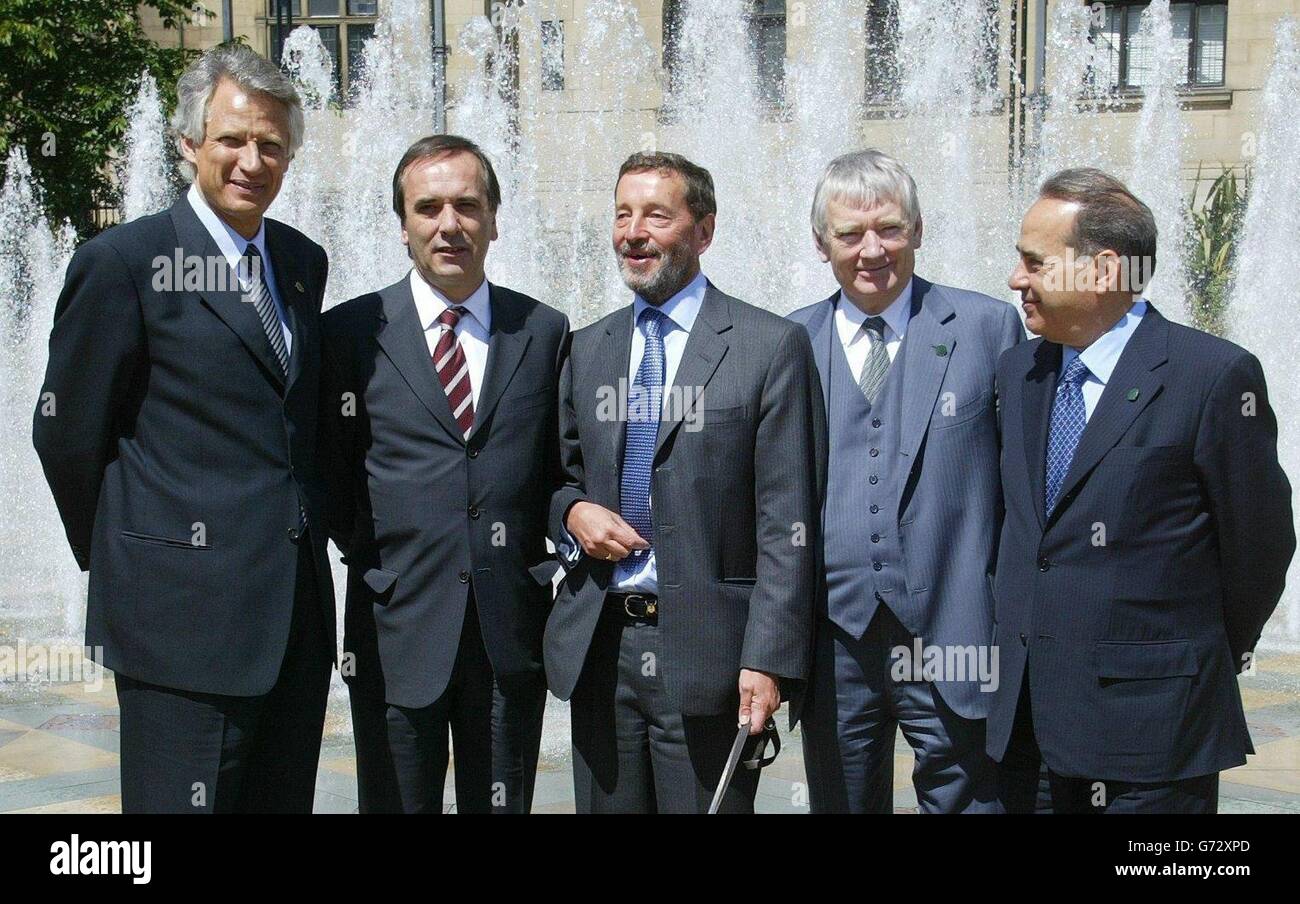 Le ministre britannique de l'intérieur David Blunkett (au centre) est accompagné (de gauche à droite) du ministre français de l'intérieur, de la sécurité intérieure et des libertés locales Dominique, du ministre espagnol de l'intérieur Jose Antonio Alonso su rez, du ministre allemand de l'intérieur Otto Schily et du ministre italien de l'intérieur Giuseppe Pisanu sur la place de Sheffield, avant une réunion informelle dans la ville afin d'accroître la coopération transfrontalière. Le sommet informel de deux jours examine également les méthodes de suivi des flux de trésorerie qui se terminent par le financement d'Al Qaida et d'autres groupes, et de lutte contre l'utilisation de faux papiers. Banque D'Images