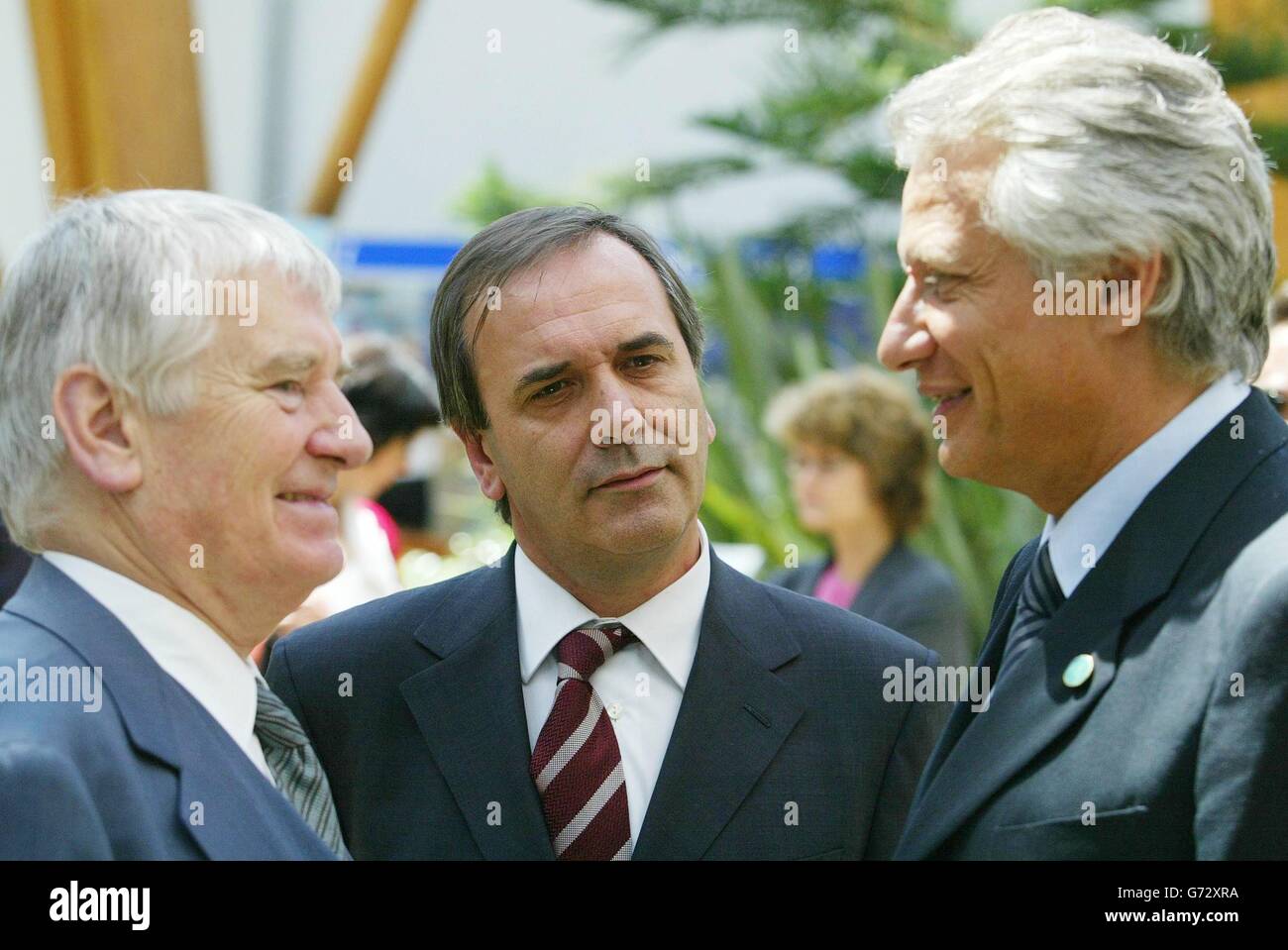 Le ministre français de l'intérieur, de la sécurité intérieure et des libertés locales Dominique (à droite) le ministre espagnol de l'intérieur José Antonio Alonso Suarez et le ministre allemand de l'intérieur Otto Schily (à gauche) parlent au centre-ville de Sheffield, Avant une rencontre avec le ministre britannique de l'intérieur, David Blunkett, dans le but d'accroître la coopération transfrontalière. Le sommet informel de deux jours examine également les méthodes de suivi des flux de trésorerie qui se terminent par le financement d'Al Qaida et d'autres groupes, et de lutte contre l'utilisation de faux papiers. Banque D'Images