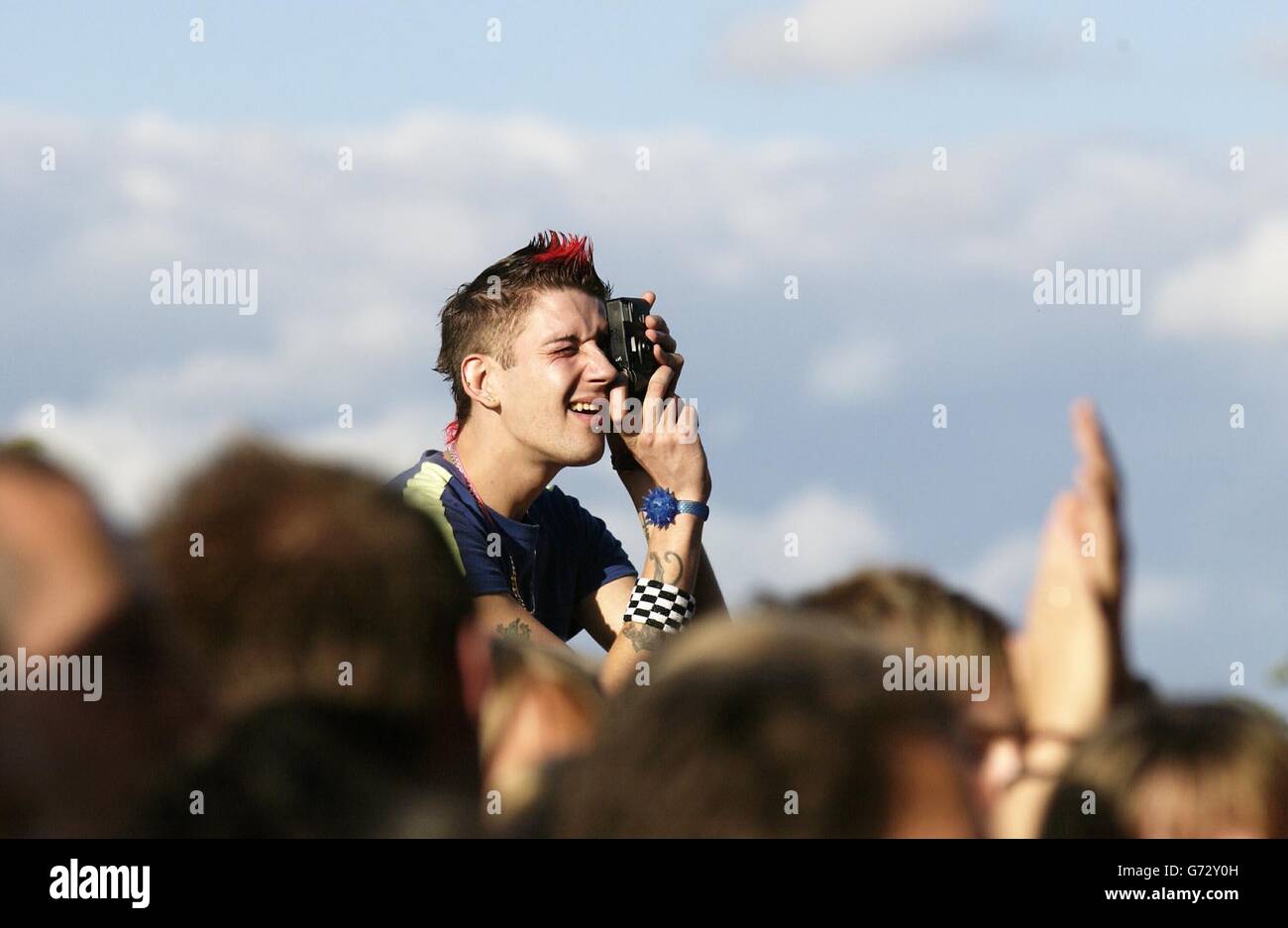 Un fan prend une photo des Sugababes sur scène au concert Big gay Out, à Finsbury Park, dans le nord de Londres. Banque D'Images