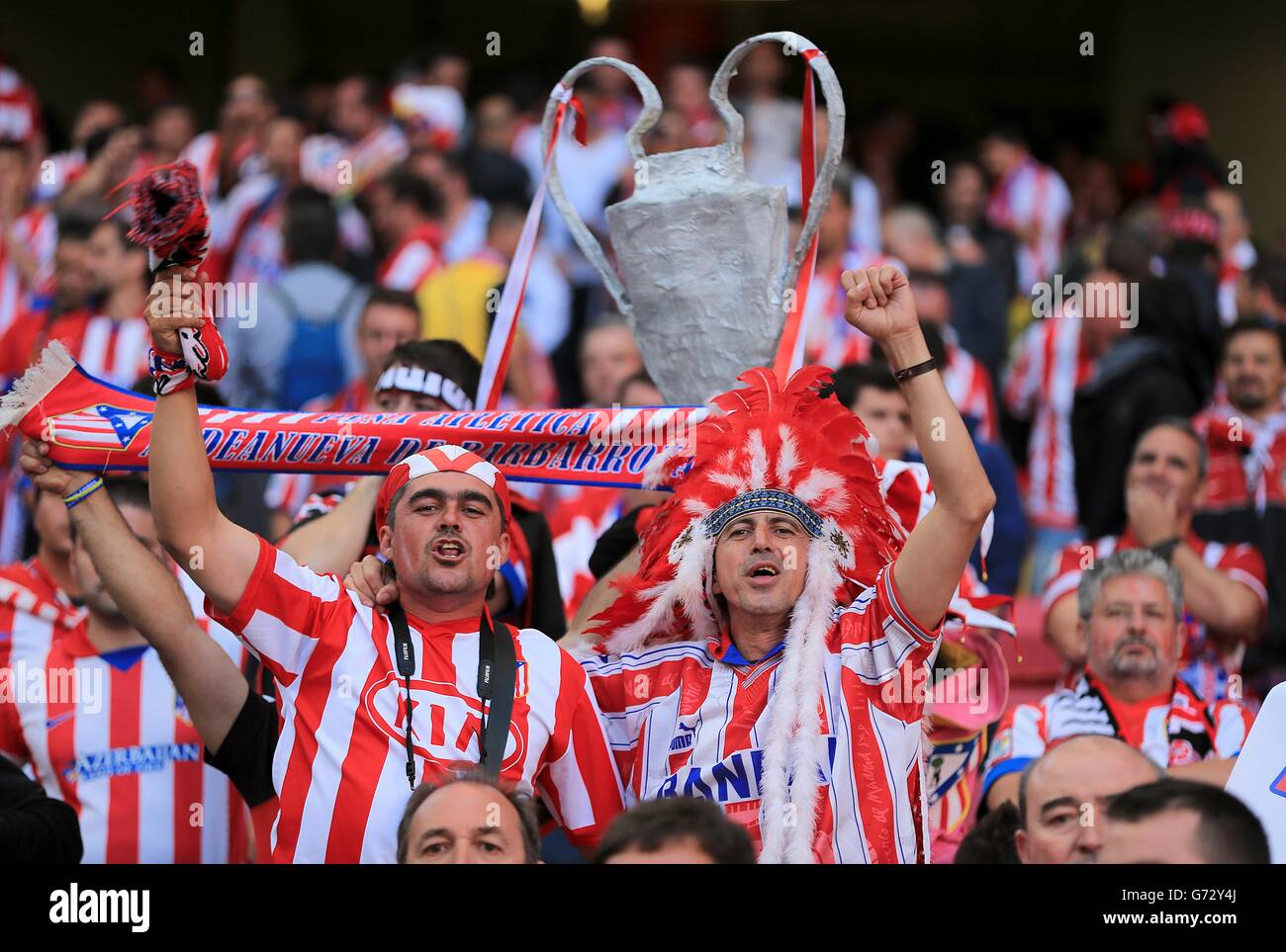 Les fans de l'Atletico Madrid montrent leur soutien à leur équipe dans le supports Banque D'Images