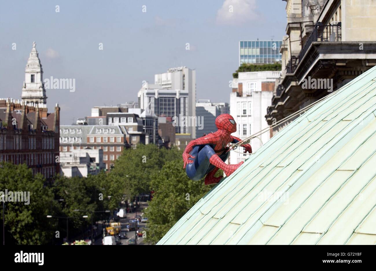 Un modèle de Spiderman sur le dôme du planétarium Tussauds à Londres, dans le cadre de la nouvelle attraction Spiderman de Madame Tussaud qui ouvrira ses portes le 14 juillet 2004. Banque D'Images