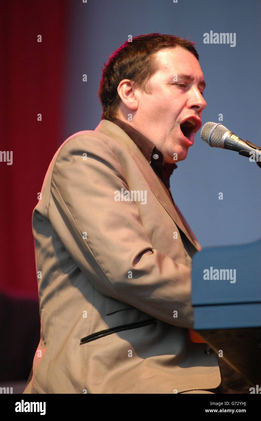 Le musicien Jools Holland se produit sur scène avec son orchestre de rythme et de blues lors d'un concert d'été en soirée à Harewood House, près de Leeds, dans le North Yorkshire. Banque D'Images