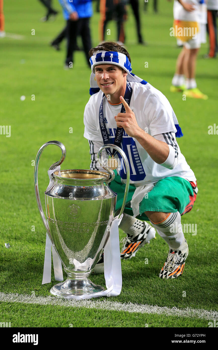 Gareth Bale du Real Madrid célèbre avec le trophée de la Ligue des champions de l'UEFA Banque D'Images