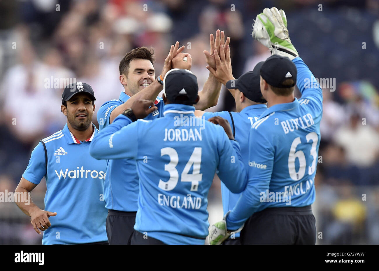 Cricket - Royal London One-Day International Series - second One Day International - Angleterre v Sri Lanka - Emirates ICG.James Anderson, en Angleterre, célèbre le cricket de Lahiru Thirimanne, au Sri Lanka, lors de la deuxième ODI à l'Emirates ICG, Durham. Banque D'Images