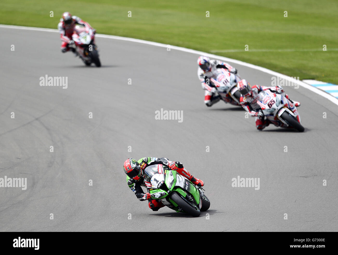 Tom Sykes (avant) de Kawasaki ZX-10R lors de la première course du championnat du monde FIM Superbikes à Donington Park, Donington, au cours de la 5 e manche. Banque D'Images