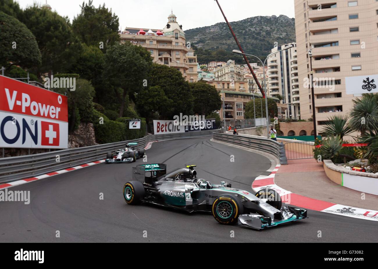 Nico Rosberg de Mercedes dirige Lewis Hamilton dans le Grand Prix de Monaco 2014 au circuit de Monaco, Monte Carlo, Monaco. Banque D'Images