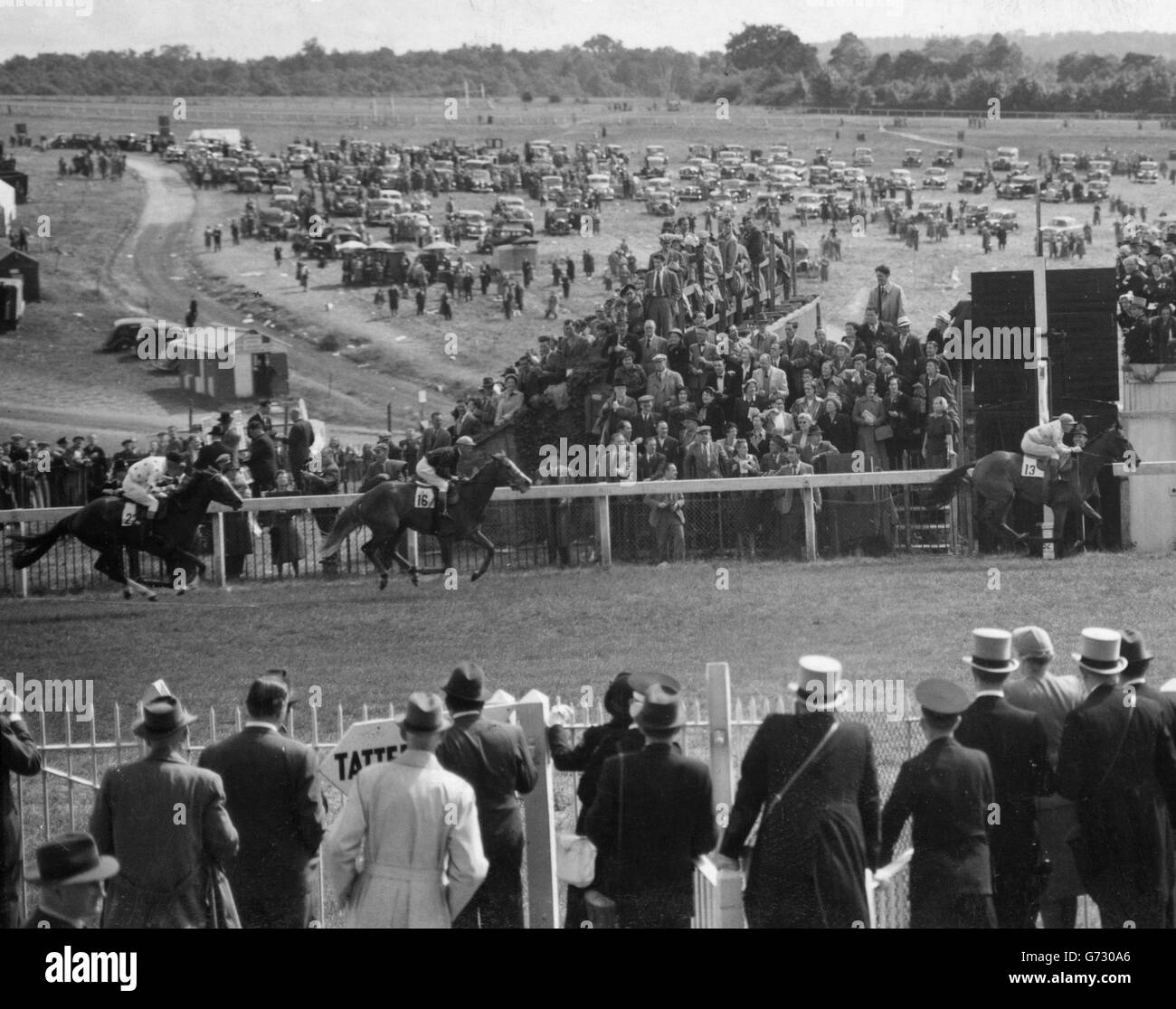 La frise, criblée par le jockey australien Edgar Britt, remporte les Oaks Stakes, le classique des fillies, à Epsom, Surrey.Zabara, criblé de Ken Gethin, est deuxième et Moon Star (à gauche) troisième. Banque D'Images