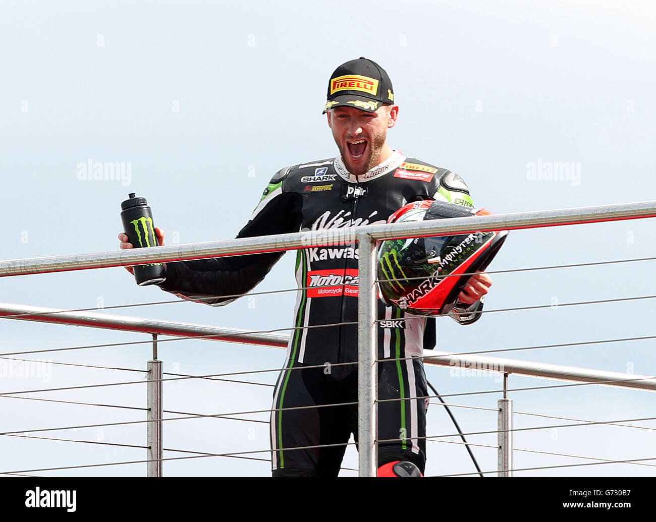 Tom Sykes de Kawasaki ZX-10R réagit après avoir remporté la deuxième course lors de la manche 5 du Championnat du monde FIM Superbikes à Donington Park, Donington. Banque D'Images