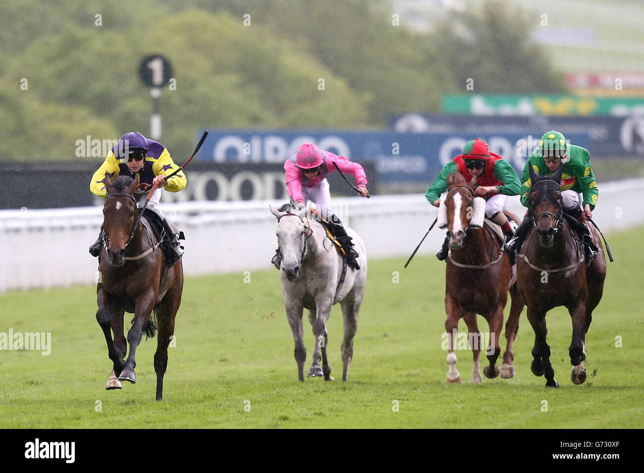 Eastern Dragon monté par Jack Duern (à l'extrême gauche) vient à la maison pour gagner le TJ Group Apprentice handicap (classe 5) (4YO plus) pendant le premier jour du Festival de mai à l'hippodrome de Goodwood, Chichester. Banque D'Images