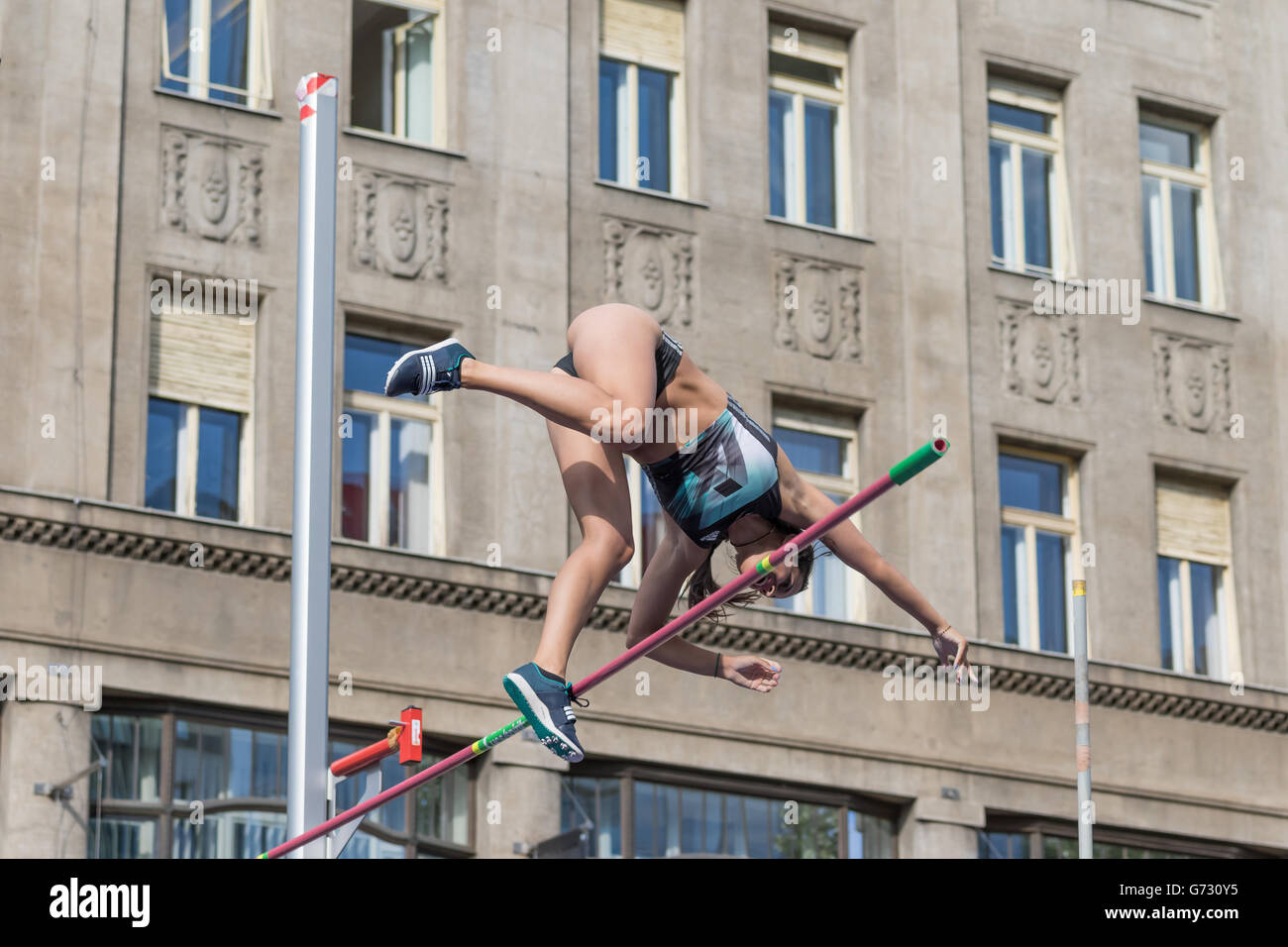 Tentative infructueuse pour surmonter la latte en simple féminin dans 'la perche de Prague' Banque D'Images