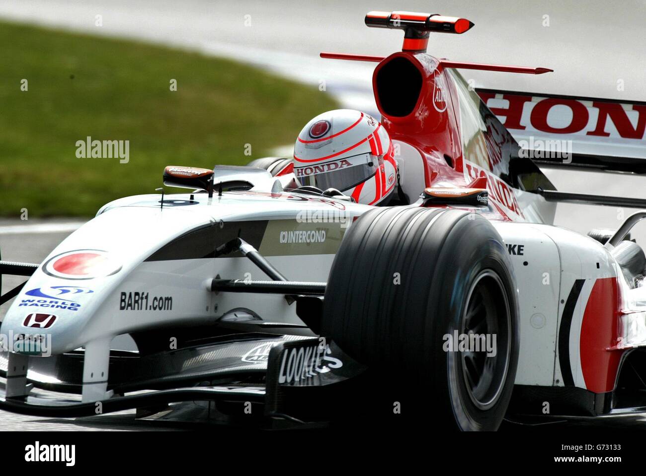 Le pilote britannique Jenson Button, dans une Honda B.A.R, traverse le Club Corner au cours de cette séance d'entraînement matinale, avant le Grand Prix de Grande-Bretagne. Banque D'Images
