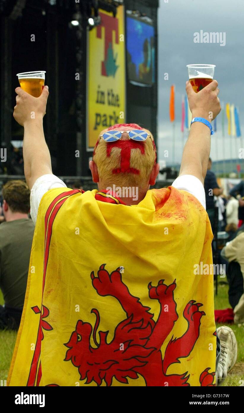 Un révélateur peint avec le logo T-in the Park regardant la scène principale pendant le festival de musique de deux jours à Balado près de Stirling. Banque D'Images