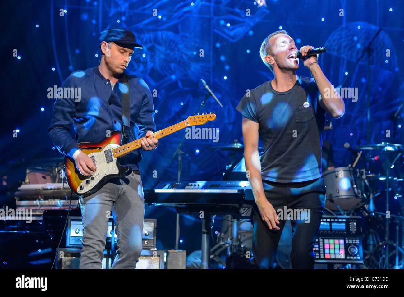 Johnny Buckland (à gauche) et Chris Martin de Coldplay se sont produits lors d'un enregistrement du Graham Norton Show, aux London Studios, dans le centre de Londres. Banque D'Images