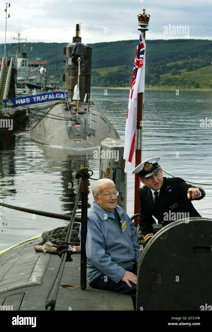 L'ancien officier de marine allemand Max Quietsch, 81 ans, avec le lieutenant Grant McBrattney lors de sa visite du sous-marin nucléaire de chasse-chasse souverain HMS de la Marine royale, à la base navale de Faslane, dans le Clyde. Le voyage, pour le vétéran de l'U-boat qui a échappé de peu à la mort quand son bateau a été soufflé hors de l'eau, a été organisé par son fils Paul et sa belle-fille Helen comme un cadeau spécial pour son anniversaire. Banque D'Images