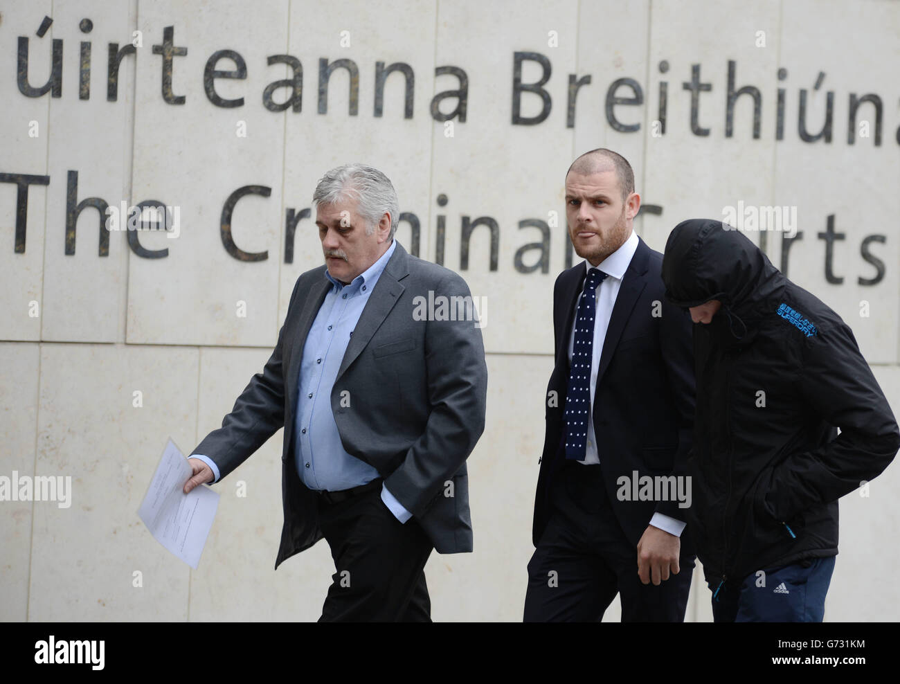 La République d'Irlande et le footballeur celtique Anthony Stokes (au centre) arrivent au tribunal de district de la ville avant l'affaire au sujet d'une attaque présumée contre un impersonate d'Elvis dans une boîte de nuit. Banque D'Images