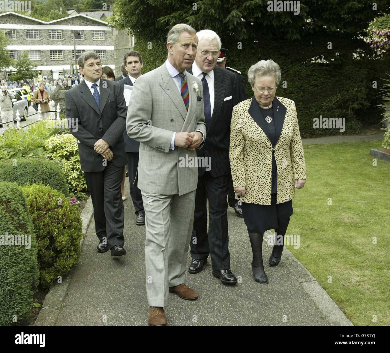 Le Prince de Galles rencontre M. et Mme Jones dont la maison a été inondée lors d'une visite au village Snowdonien de Trefriw, Conwy. Le village a été dévasté par les inondations plus tôt cette année. Les maisons ont été inondées après une forte pluie qui a fait éclater la rivière Crafnant sur ses berges en février. Charles a visité l'une des maisons, appartenant à des agriculteurs retraités et propriétaires de caravanes Ieuan et Alwena Jones. On lui a montré certains des dommages causés par le déluge de 2ft-haut et il a bavardé à la famille au sujet du thé et des gâteaux gallois. Banque D'Images