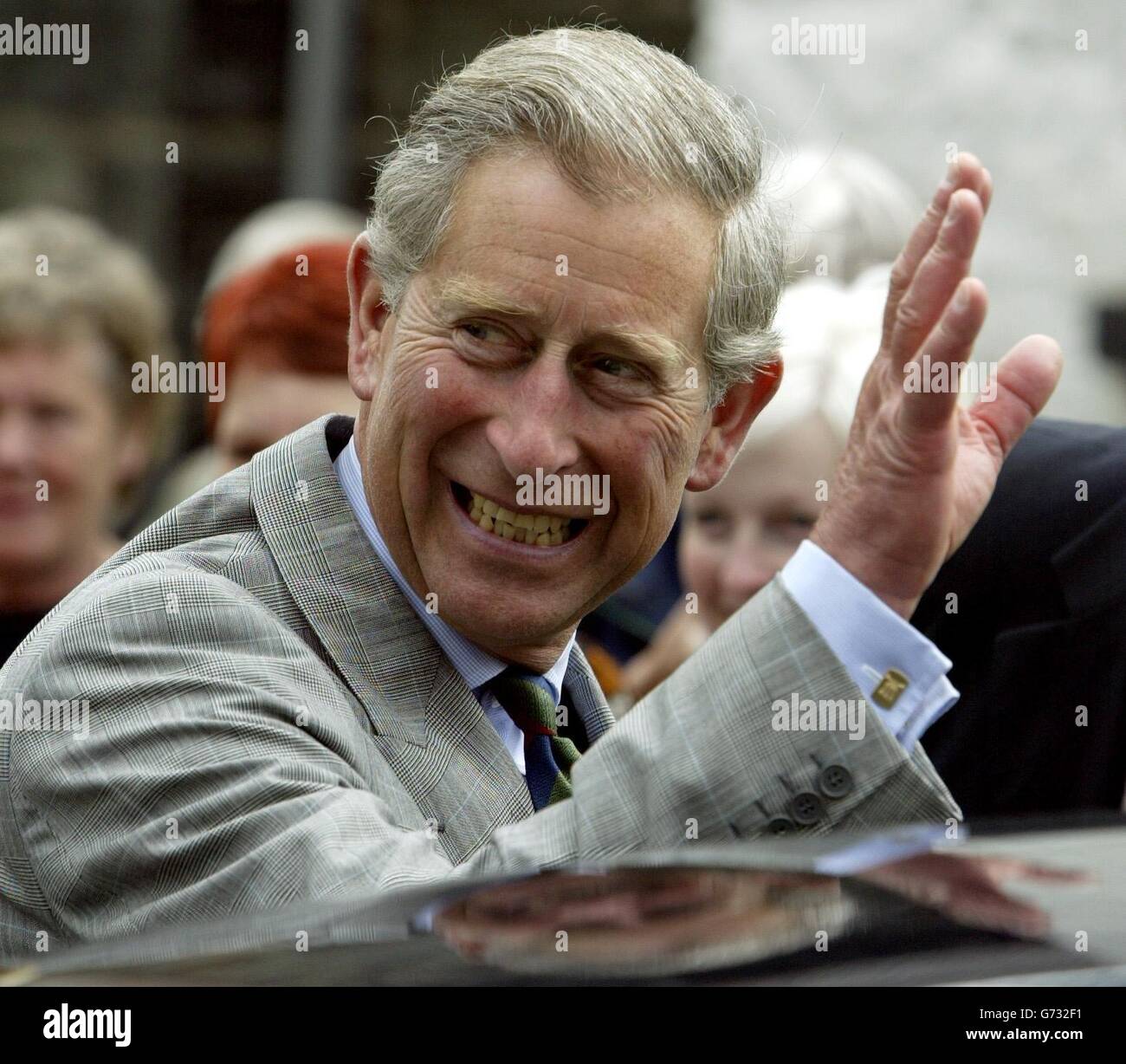 HR Prince Charles lors d'une visite à Trefriw, dans la vallée de Conwy, au nord du pays de Galles, lors d'une visite pour voir comment la région s'était rétablie après de fortes inondations en février. Banque D'Images