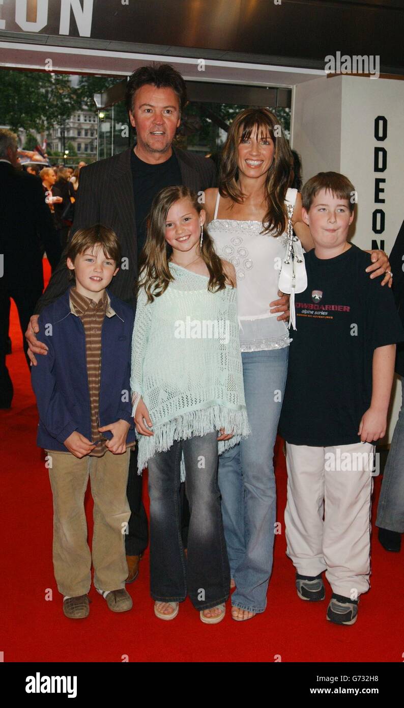 Le chanteur Paul Young, sa femme Stacey et leurs enfants, arrivent pour la première au gala britannique de Spider-Man 2 à l'Odeon Leicester Square, dans le centre de Londres. Banque D'Images