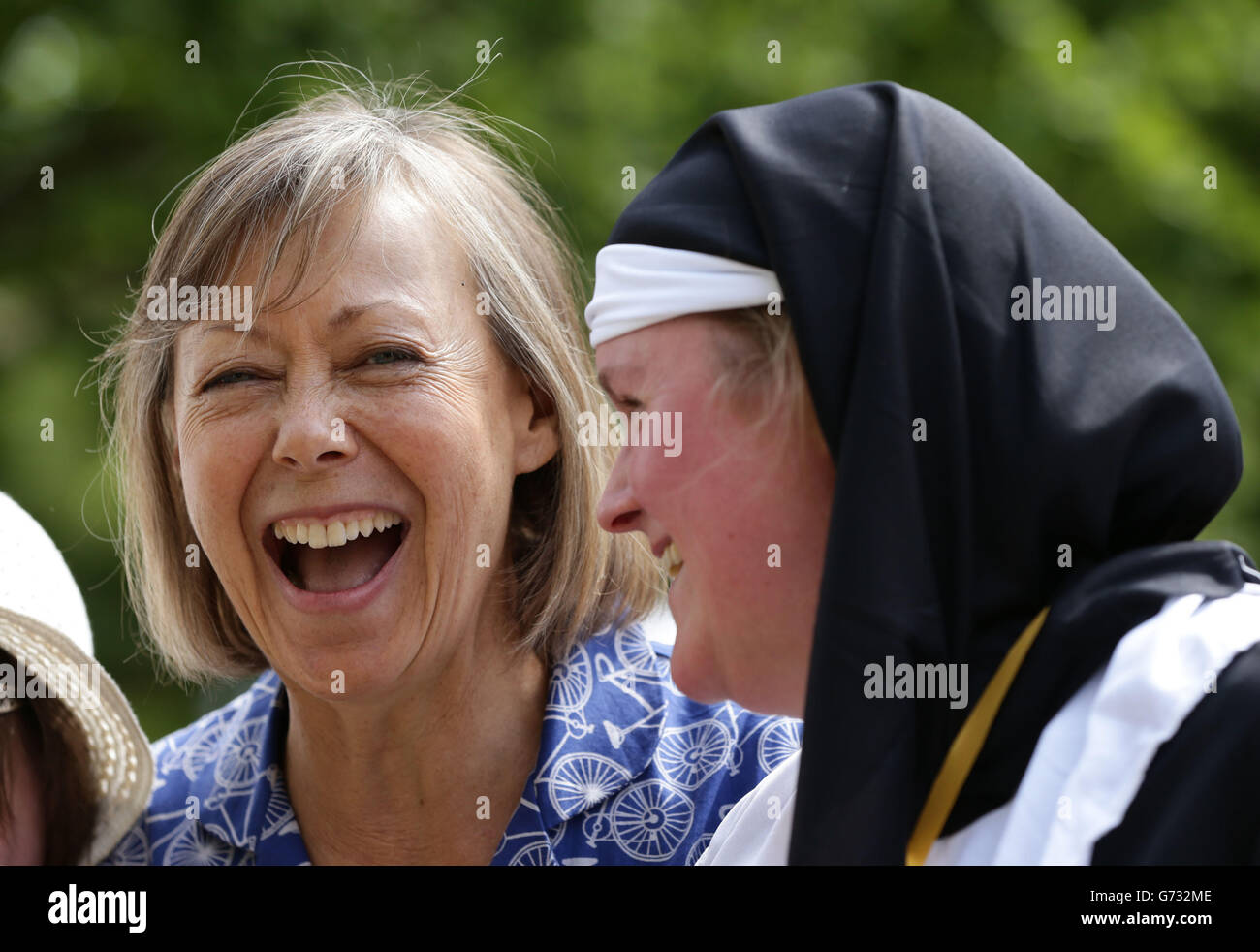 Hôte de l'événement Jenny Agutter (à gauche) avec la concurrente de 5 km Louise Banks lors d'une course de charité pour recueillir de l'argent pour la fiducie de fibrose kystique, à Dulwich Park à Londres. Banque D'Images