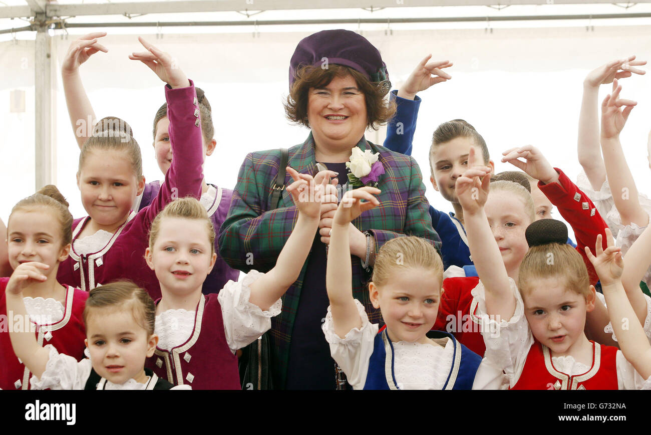Chieftain des championnats britanniques de groupes de tubes Susan Boyle rencontre de jeunes danseurs aux West Lothian Highland Games et aux British Pipe Band Championships à Meadow Park, Bathgate. Banque D'Images