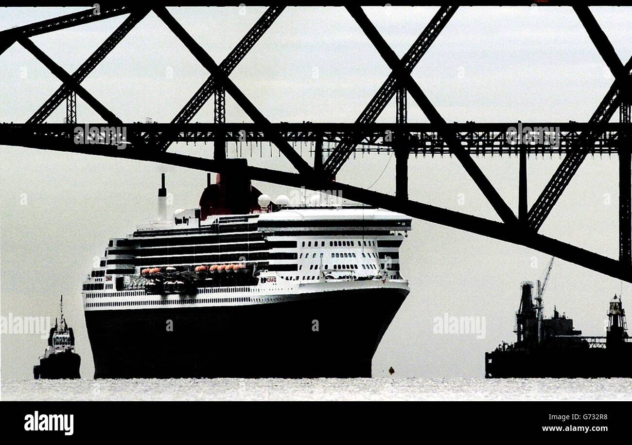 Le paquebot Cunard Queen Mary 2, le paquebot le plus grand et le plus cher au monde, arrive sur les Forth Bridges près d'Édimbourg pour sa première visite en Écosse. La reine Mary 2, qui se rend du sud de l'Angleterre aux Fjords de Norvège, devait établir son ancre au South Queensferry près d'Édimbourg vers 7:00. C'est la première fois que le navire s'arrête au port depuis son entrée en service en janvier de cette année. Banque D'Images