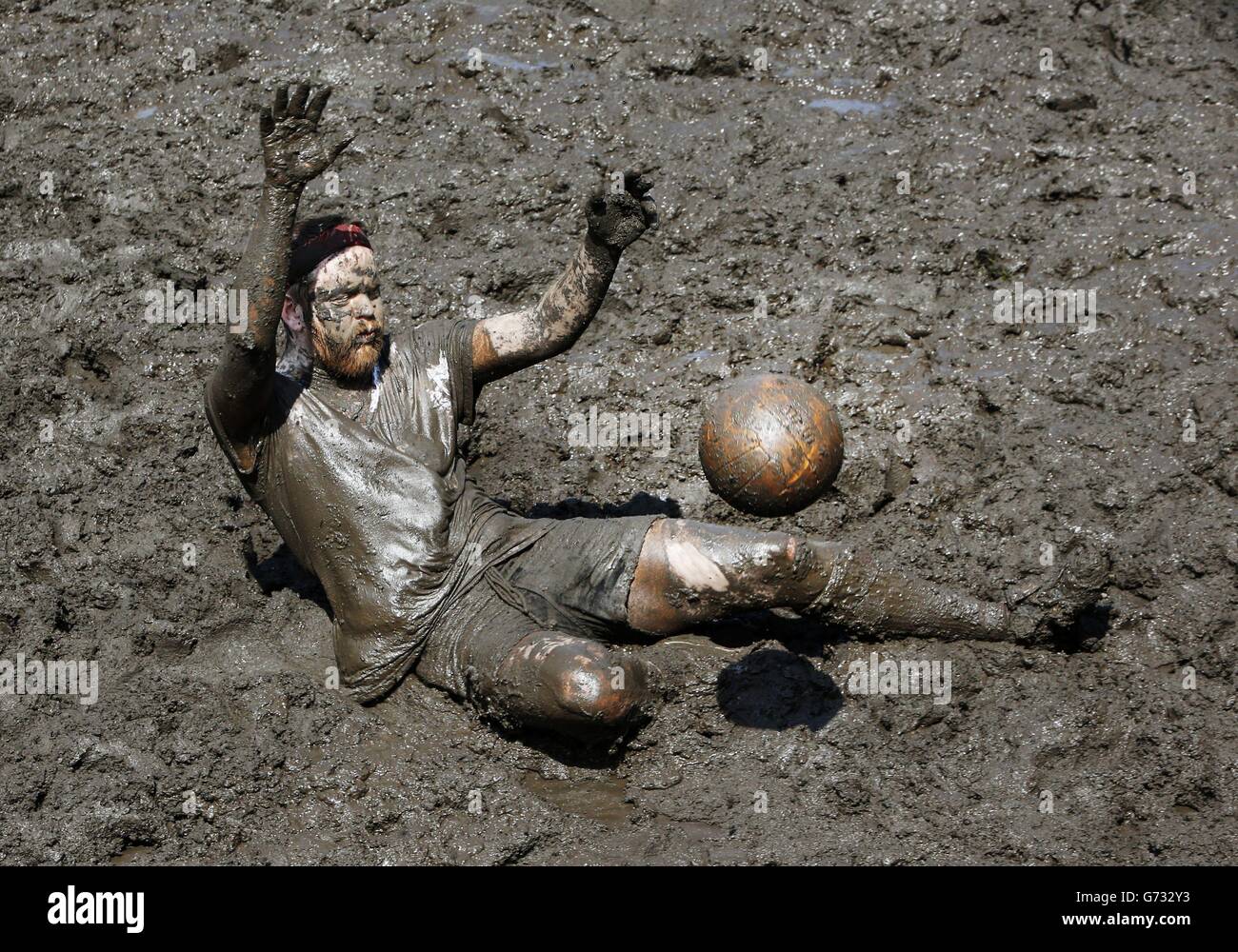 Archie McDiarmid participe au championnat de football Ardbeg Peat à St Andrew Square, Édimbourg. Banque D'Images