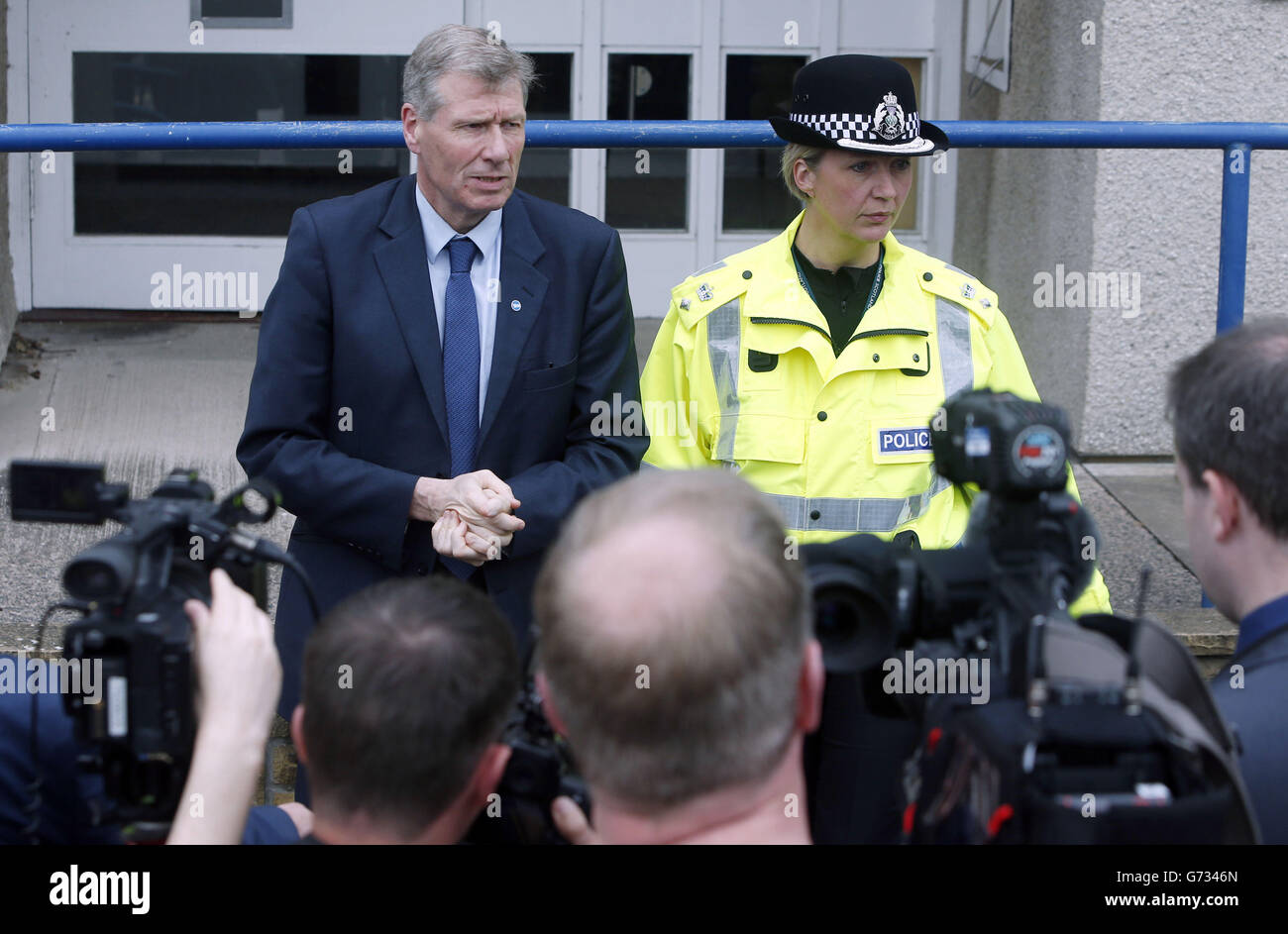 Le secrétaire de la justice Kenny MacAskill et le surintendant principal Gill Imery font une déclaration devant la police de Kelso en Écosse, après que M. MacAskill a assisté à un exposé de la police sur l'accident mortel du rallye Jim Clark. Banque D'Images