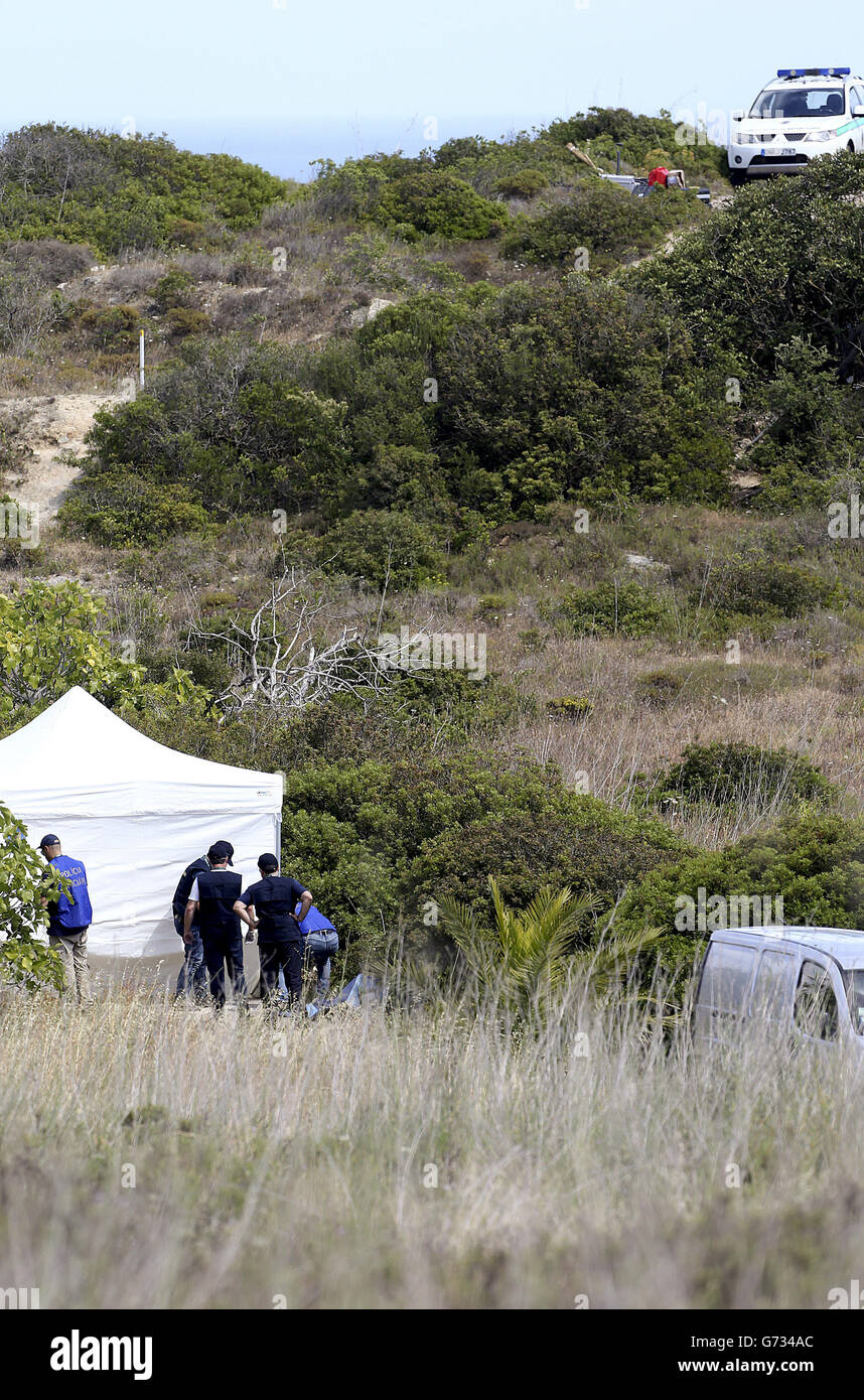 Des policiers portugais et britanniques recherchent la jeune fille Madeleine McCann, à Praia da Luz, en Algarve, dans le sud du Portugal, à la recherche d'une fille disparue. Alors qu'ils continuent d'enquêter sur la disparition en 2007 de l'ancien trois ans qui a disparu de son appartement de vacances familial dans le village de Praia da Luz en Algarve pendant que ses parents dînaient dans un restaurant voisin. Banque D'Images