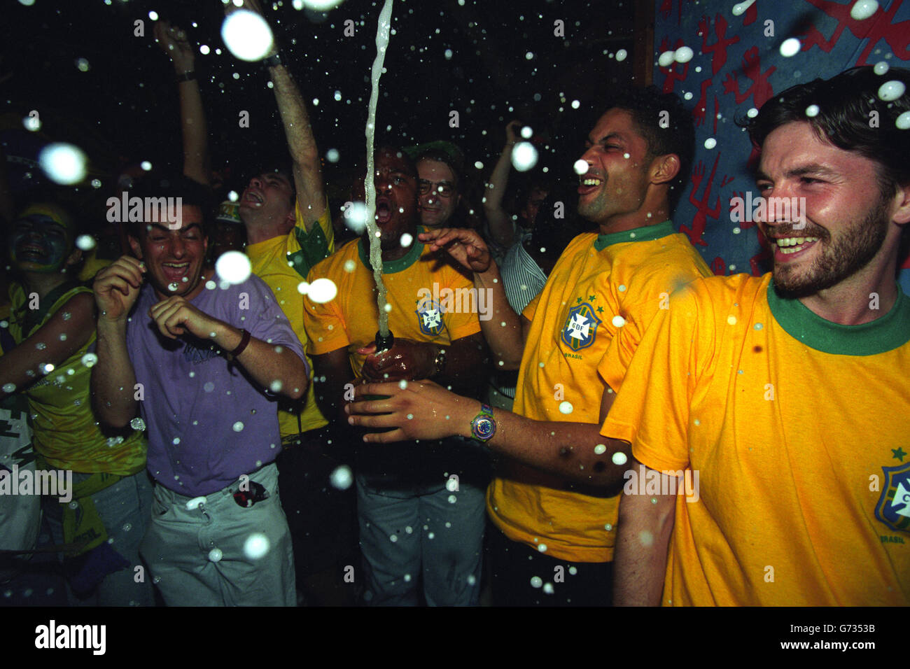 Les fans brésiliens célèbrent au Salsa Club de Soho à Londres, après avoir vu leur équipe triompher de la finale de la coupe du monde contre l'Italie. Banque D'Images