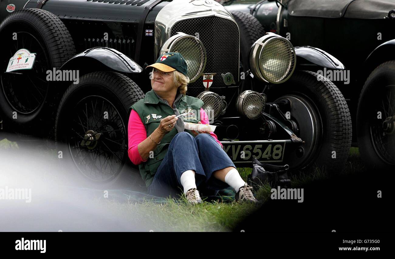 Un exposant se détend dans l'enceinte d'une voiture d'époque au parc Dublins Phoenix où les enthousiastes de la voiture se sont réunis pour célébrer 75 ans de course dans le parc. Banque D'Images