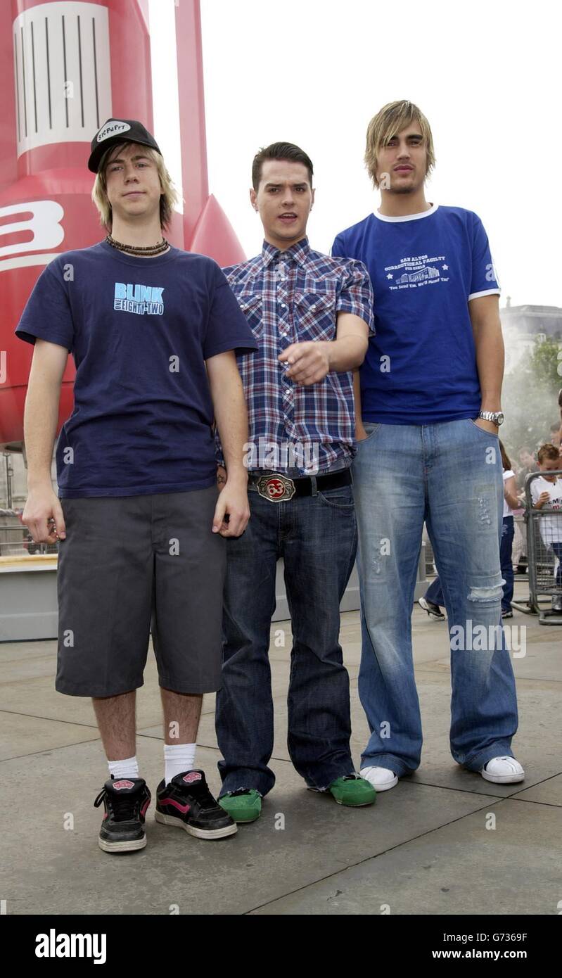 Le groupe pop a buté la pose pour les photographes comme International Rescue's, Thunderbird 3 débarque à Trafalgar Square, dans le centre de Londres.Mesurant 60 m et pesant 7.5 tonnes, la fusée spatiale rouge vif domine la vue sur l'un des monuments les plus célèbres de Londres. Banque D'Images