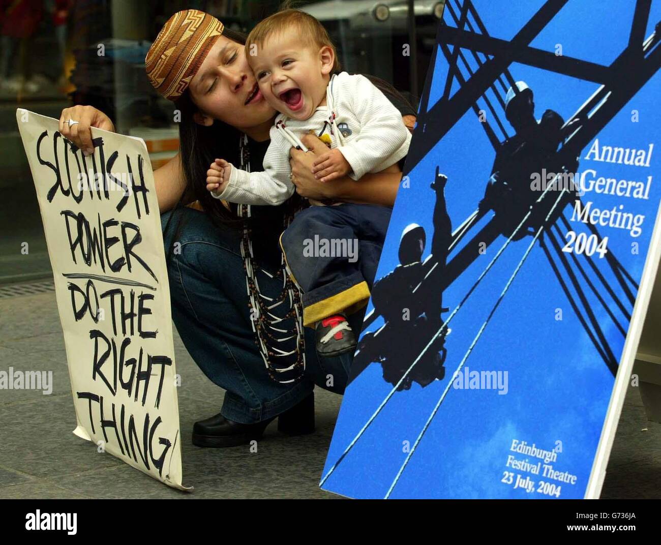 Molly White-Karuk, 21 ans, et Nick-Nekich Hillman, 14 mois, qui sont à la fois des Nord-Américains natifs et des membres de la tribu Yurok, protestent devant l'assemblée générale annuelle de ScottishPower au Festival Theatre d'Édimbourg.La filiale de ScottishPower aux États-Unis possède et exploite un complexe de barrages sur la rivière Klamath, que les Indiens américains affirment avoir dégradé la qualité de l'eau sur la rivière et contribué à une forte diminution du nombre de saumons dans ce qui était autrefois la troisième plus grande rivière à saumon de l'Amérique. Banque D'Images