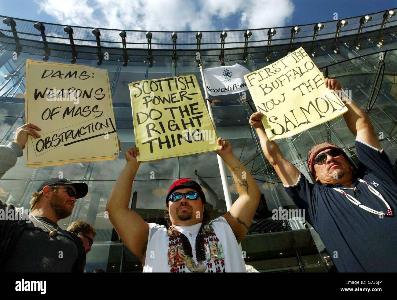 Les membres de la tribu Yurok - qui sont des Indiens d'Amérique du Nord - protestent à l'extérieur de l'assemblée générale annuelle de ScottishPower au Festival Theatre d'Édimbourg.La filiale de ScottishPower aux États-Unis possède et exploite un complexe de barrages sur la rivière Klamath, que les Indiens américains affirment avoir dégradé la qualité de l'eau sur la rivière et contribué à une forte diminution du nombre de saumons dans ce qui était autrefois la troisième plus grande rivière à saumon de l'Amérique. Banque D'Images