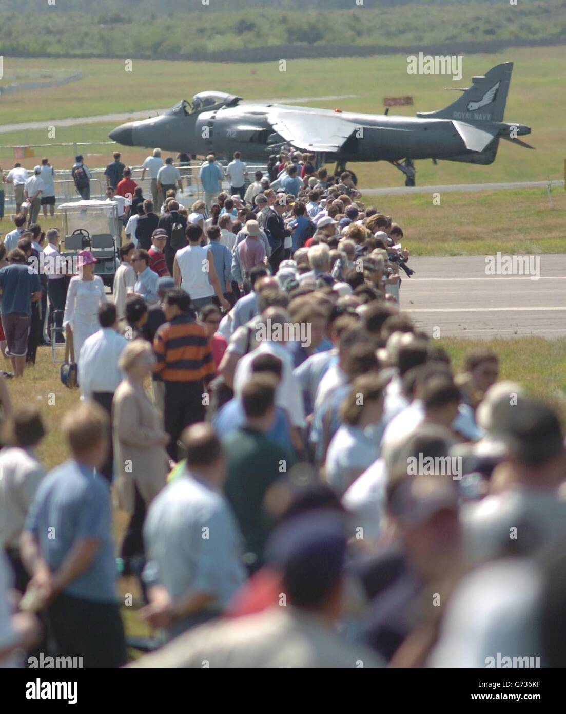 Un Harrier de la mer traverse des spectateurs après son exposition à l'Airshow de Farnborough.Environ 300,000 visiteurs étaient attendus au cours de la foire internationale, qui se termine dimanche. Banque D'Images