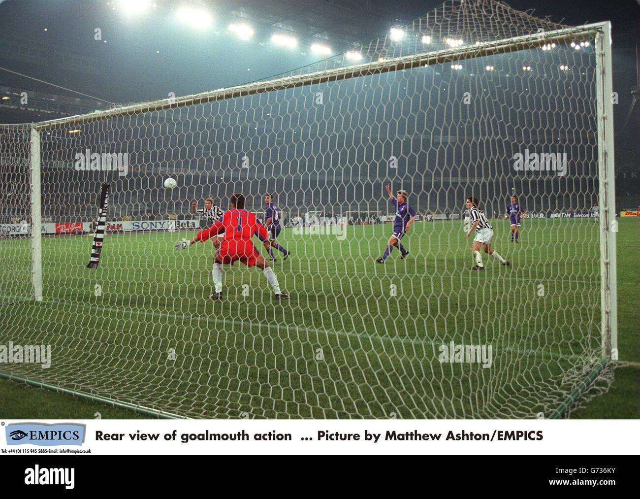Vue arrière de l'action de goalmouth ... Photo de Matthew Ashton/EMPICS Banque D'Images