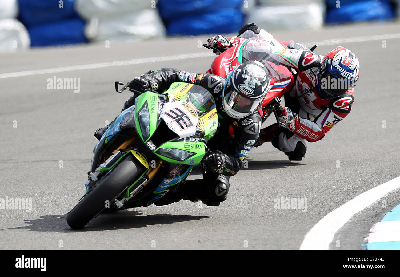 Kawasaki ZX-10R Sheridan Morais (avant) d'Evo et Claudio Corti de MV Agusta FA RR lors de la deuxième course du 5 e championnat du monde FIM Superbikes à Donington Park, Donington.APPUYEZ SUR ASSOCIATION photo.Date de la photo: Dimanche 25 mai 2014.Voir PA Story MOTO Donington.Le crédit photo devrait se lire comme suit : Simon Cooper/PA Wire Banque D'Images