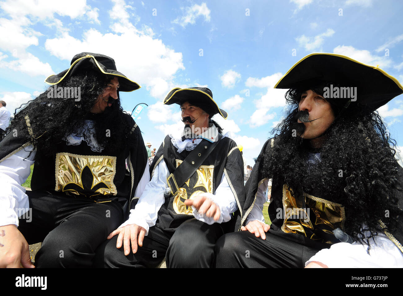 (De gauche à droite) Ian Burberry, Dave Curtis et Paul Samuelson, vêtus des trois « Mud'eteers avant de participer à la course Maldon Mud, un événement caritatif sur la rivière Blackwater à Maldon, Essex. Banque D'Images