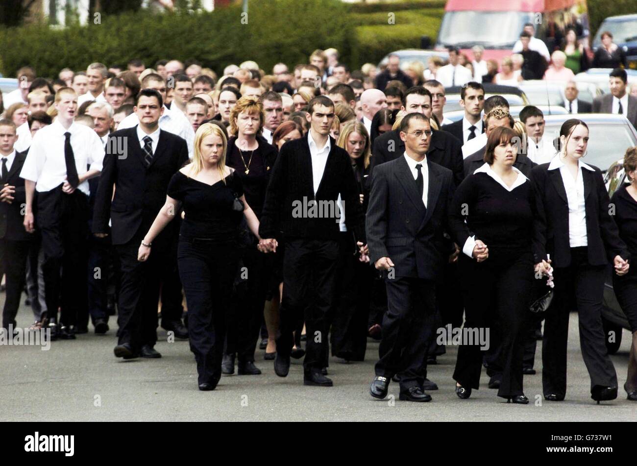 Les amateurs de bourre arrivent à l'église St James à pollok, Glasgow, pour les funérailles de Fusilier Gordon Gentle qui a été tué en servant en Irak.Cet homme de 19 ans, originaire de Pollok à Glasgow, a été tué dans une explosion au bord de la route lors d'une patrouille de routine à Bassorah lundi dernier, après avoir rejoint le 1er Bataillon des Royal Highland Fusiliers à peine trois mois avant son déploiement en Irak. Banque D'Images