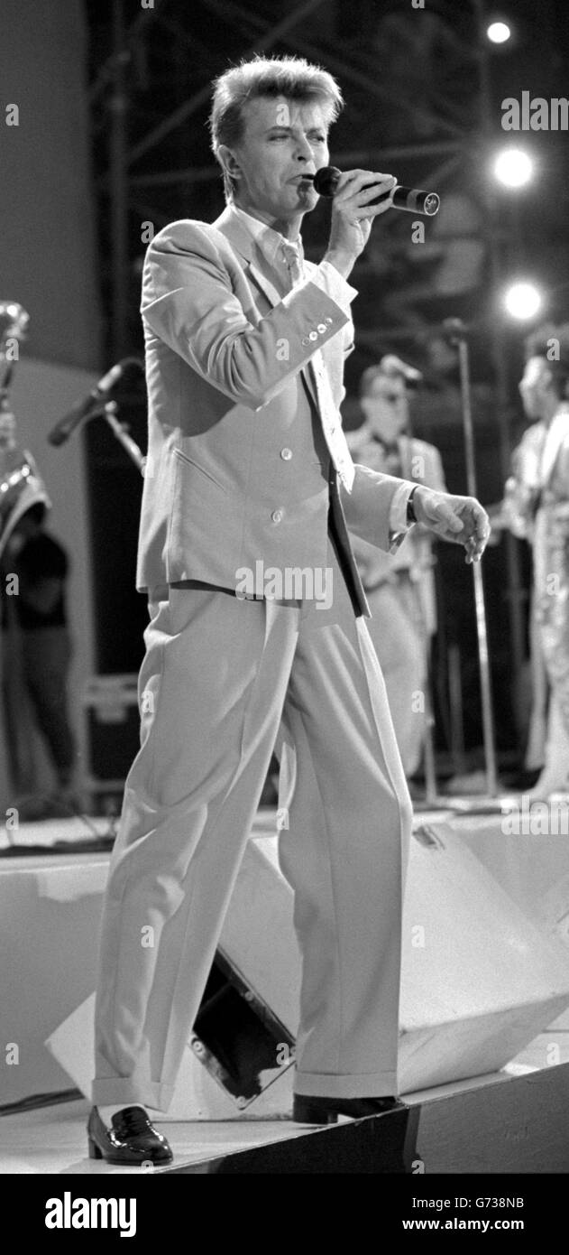 David Bowie, superstar du rock, a tourné à la gloire au début des années 70 avec son album Alter ego, The Rise and Fall Ziggy Stardust et les araignées de Mars.Il a ensuite combiné le chant avec une carrière d'acteur réussie, faisant ses débuts en 1976 avec l'homme qui est tombé sur Terre Banque D'Images David Bowie, superstar du rock, a tourné à la gloire au début des années 70 avec son album Alter ego, The Rise and Fall Ziggy Stardust et les araignées de Mars.Il a ensuite combiné le chant avec une carrière d'acteur réussie, faisant ses débuts en 1976 avec l'homme qui est tombé sur Terre Banque D'Images