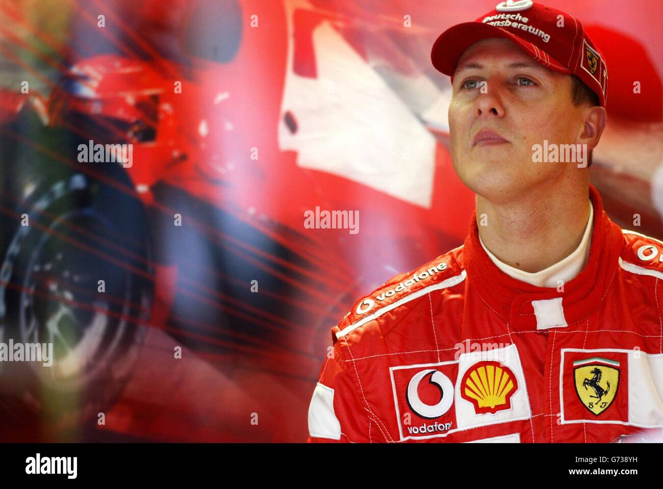 Michael Schumacher, champion du monde de Formule 1, dans les fosses, lors de la première séance d'entraînement au circuit de Silverstone, dans le Northamptonshire, en préparation du Grand Prix britannique de dimanche. Banque D'Images
