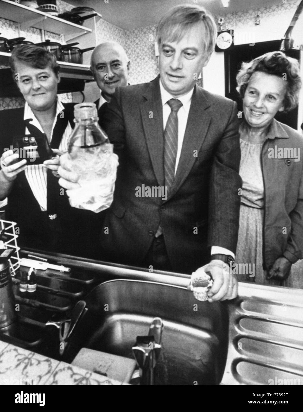 Chris Patten, secrétaire à l'Environnement, détient un échantillon d'eau du robinet chez Albert et Brenda Tancock, tous deux 64 ans, à Twerton, Bath, en aidant Jackie Baker (l), superviseure régionale des échantillons de Wessex Water. Banque D'Images