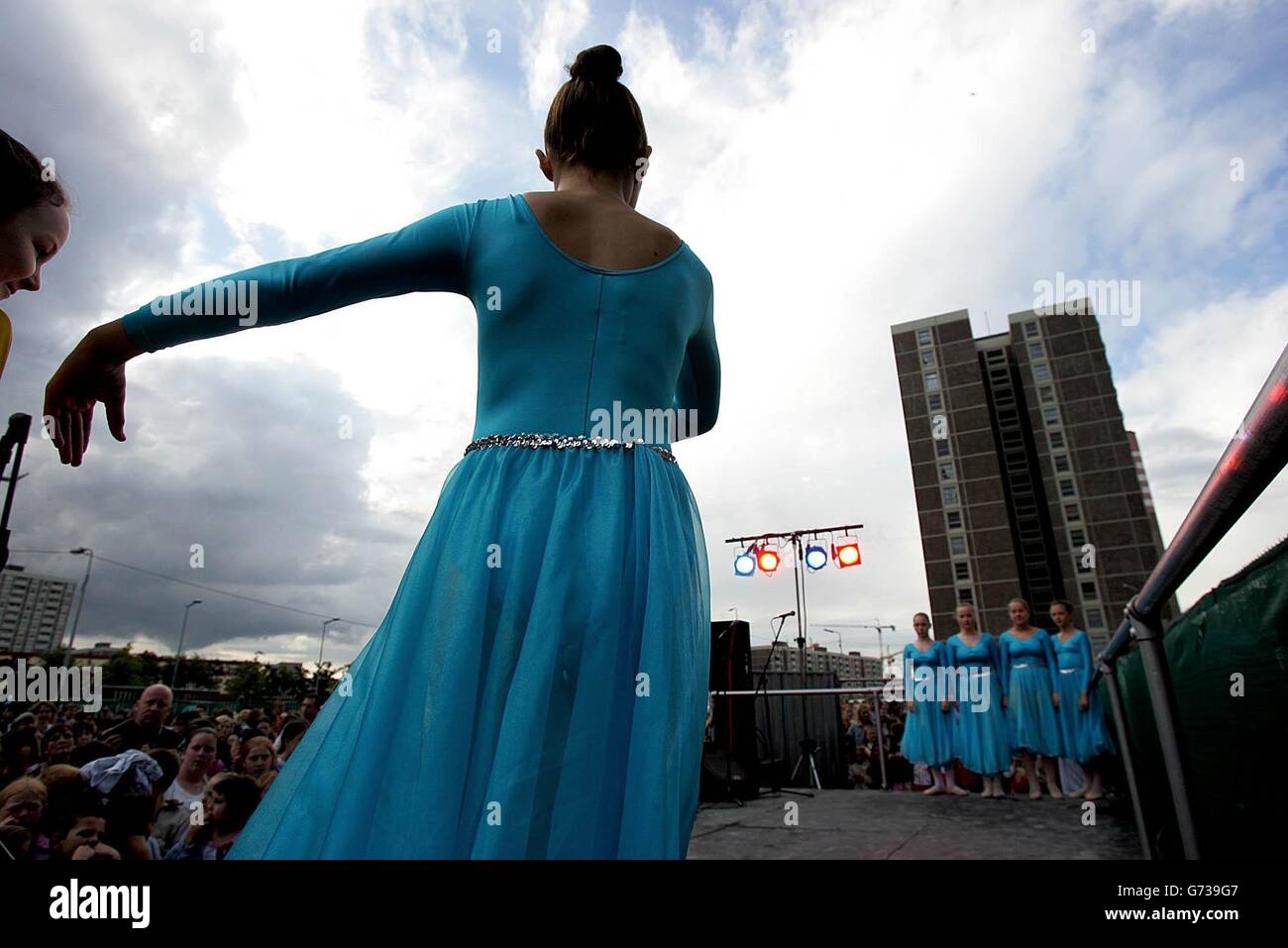 La troupe de danse Ballet Mun se produit lors des célébrations à Ballymun, Dublin, qui comprennent des spectacles de musiciens, d'acteurs, de conteurs, de poètes et d'artistes locaux et nationaux. Les tours de Dublin, nommées avec optimisme à la suite des héros de la montée de 1916, reçoivent un grand envoi alors que la régénération de la région fait un pas en avant. Banque D'Images