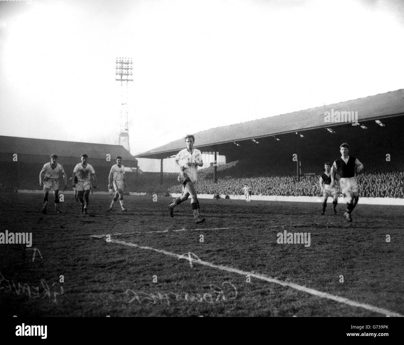 Photo d'action de Stan Crowther, qui a été signé par Manchester United de Aston Villa pour prendre la place de Duncan Edwards à la moitié gauche. Banque D'Images