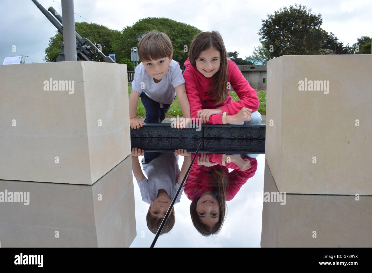 Les enfants de l'artiste Carl Leroy-Smith, Capucine, 11 ans, et de Raphaël, trois ans, De Portsmouth, examinez la nouvelle sculpture de leur père au Musée du jour J de Portsmouth créé pour commémorer le 70e anniversaire des débarquements de Normany. Banque D'Images