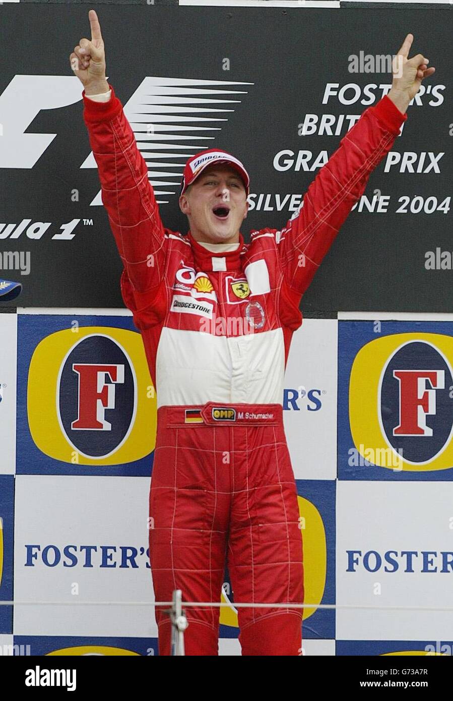 Michael Schumacher sur le podium célèbre avec des fans après avoir remporté, dans sa Ferrari, le Grand Prix britannique à Silverstone, dans le Northamptonshire. Banque D'Images