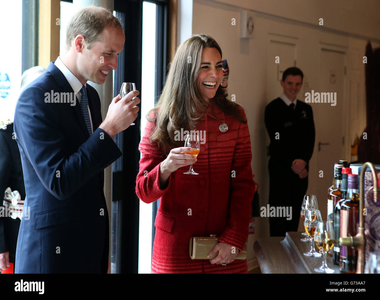 Le duc et la duchesse de Cambridge essaient du whisky lors d'une visite de la célèbre distillerie de Grouse à Crieff, en Écosse. Banque D'Images