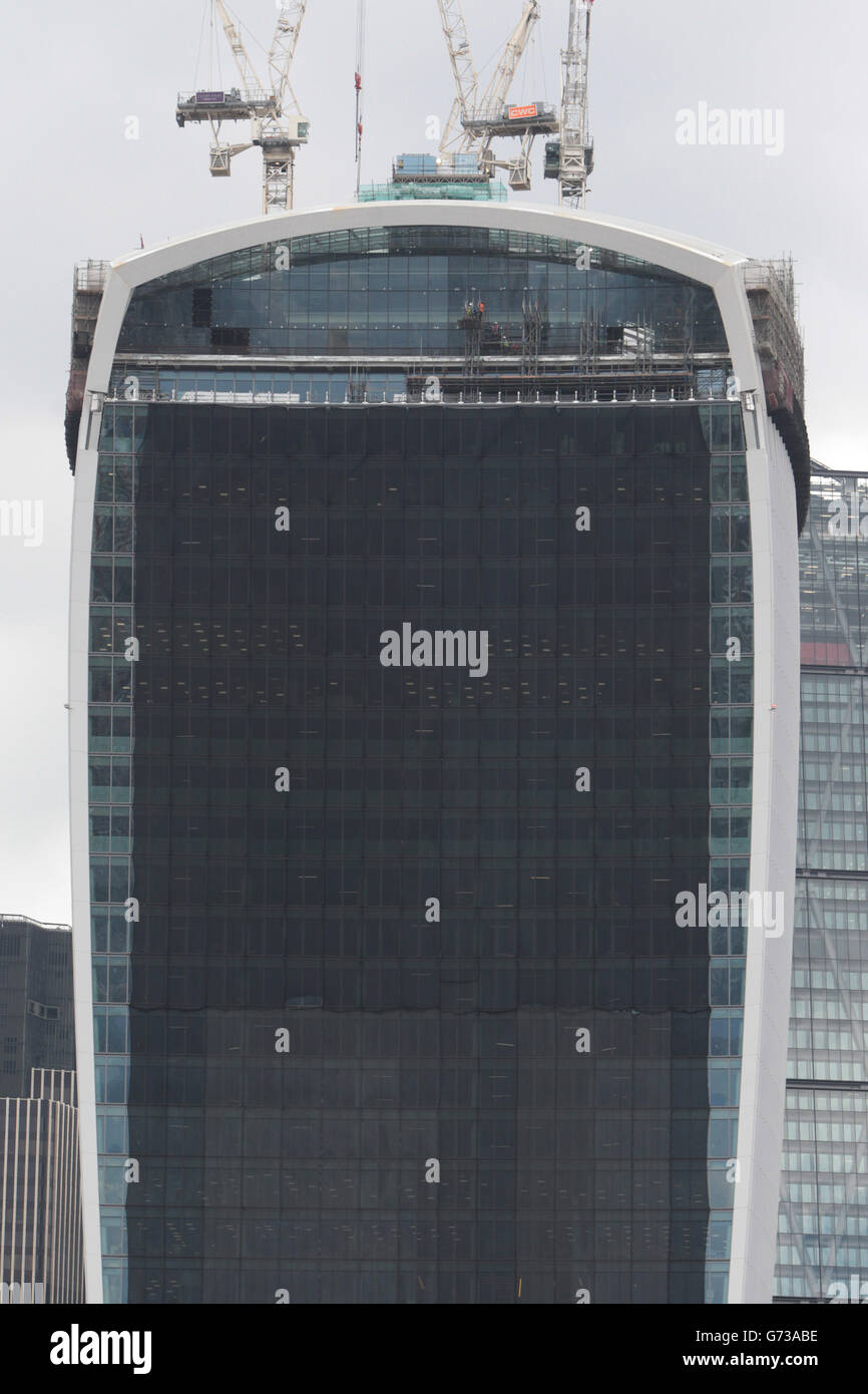 Une vue générale du 20 Fenchurch Street avec un parasol en place, le design inhabituel du bâtiment, surnommé le Talkie Walkie en raison de sa forme distinctive, reflétait les rayons du soleil dans la rue l'été dernier, causant des dommages aux voitures et aux entreprises. Banque D'Images