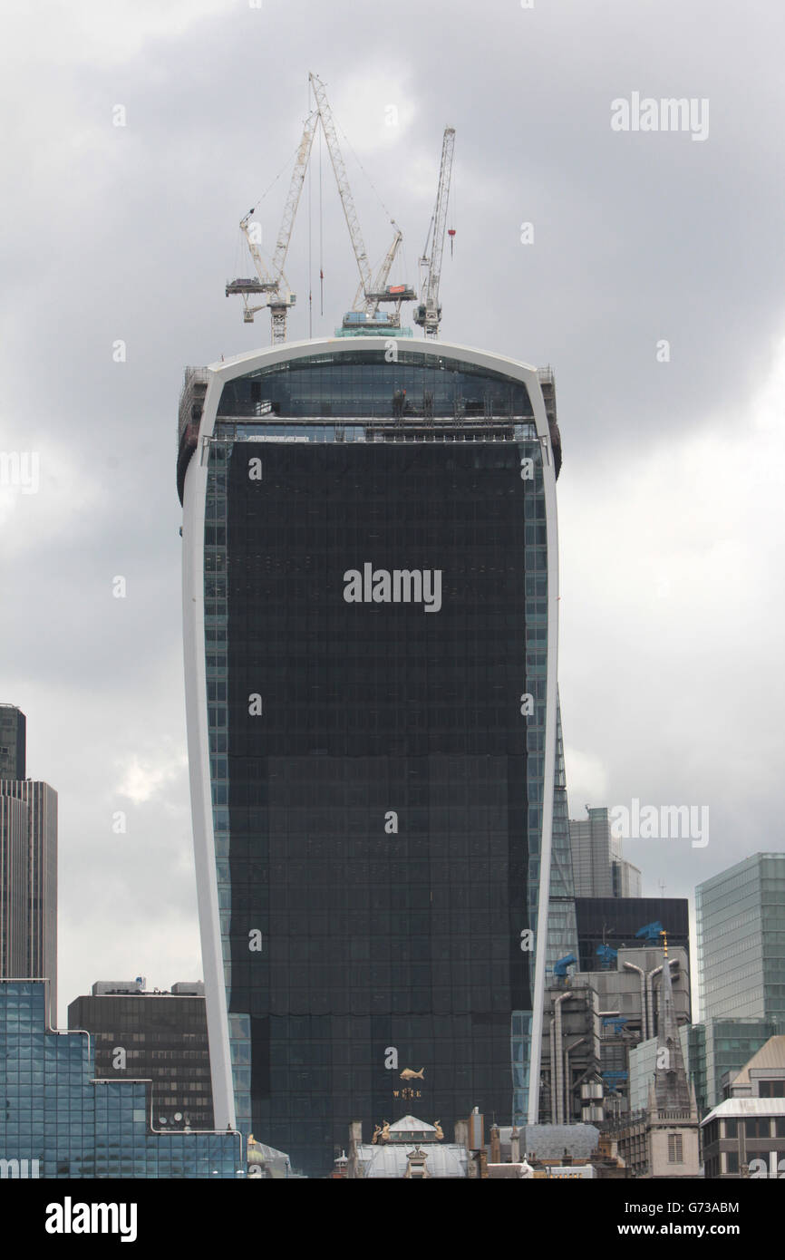 Une vue générale du 20 Fenchurch Street avec un parasol en place, le design inhabituel du bâtiment, surnommé le Talkie Walkie en raison de sa forme distinctive, reflétait les rayons du soleil dans la rue l'été dernier, causant des dommages aux voitures et aux entreprises. Banque D'Images
