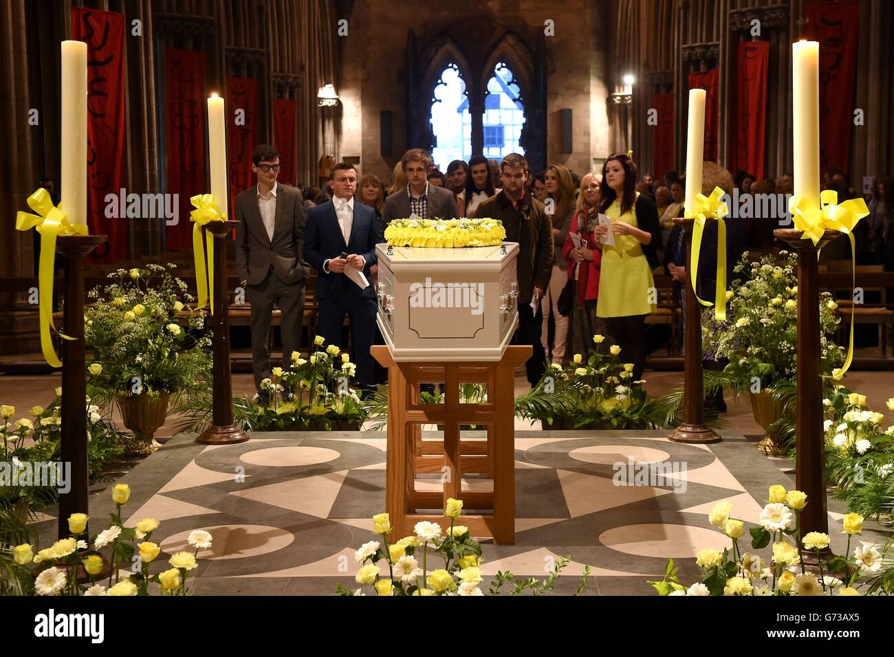 Les wishers de puits paient leur respect comme le cercueil de Stephen Sutton se tient dans la cathédrale de Lichfield pendant une veillée de deux jours dans sa mémoire. Banque D'Images